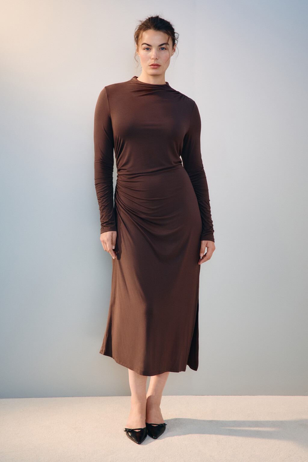 Платье облегающее с драпировками - цвет коричневый - 4