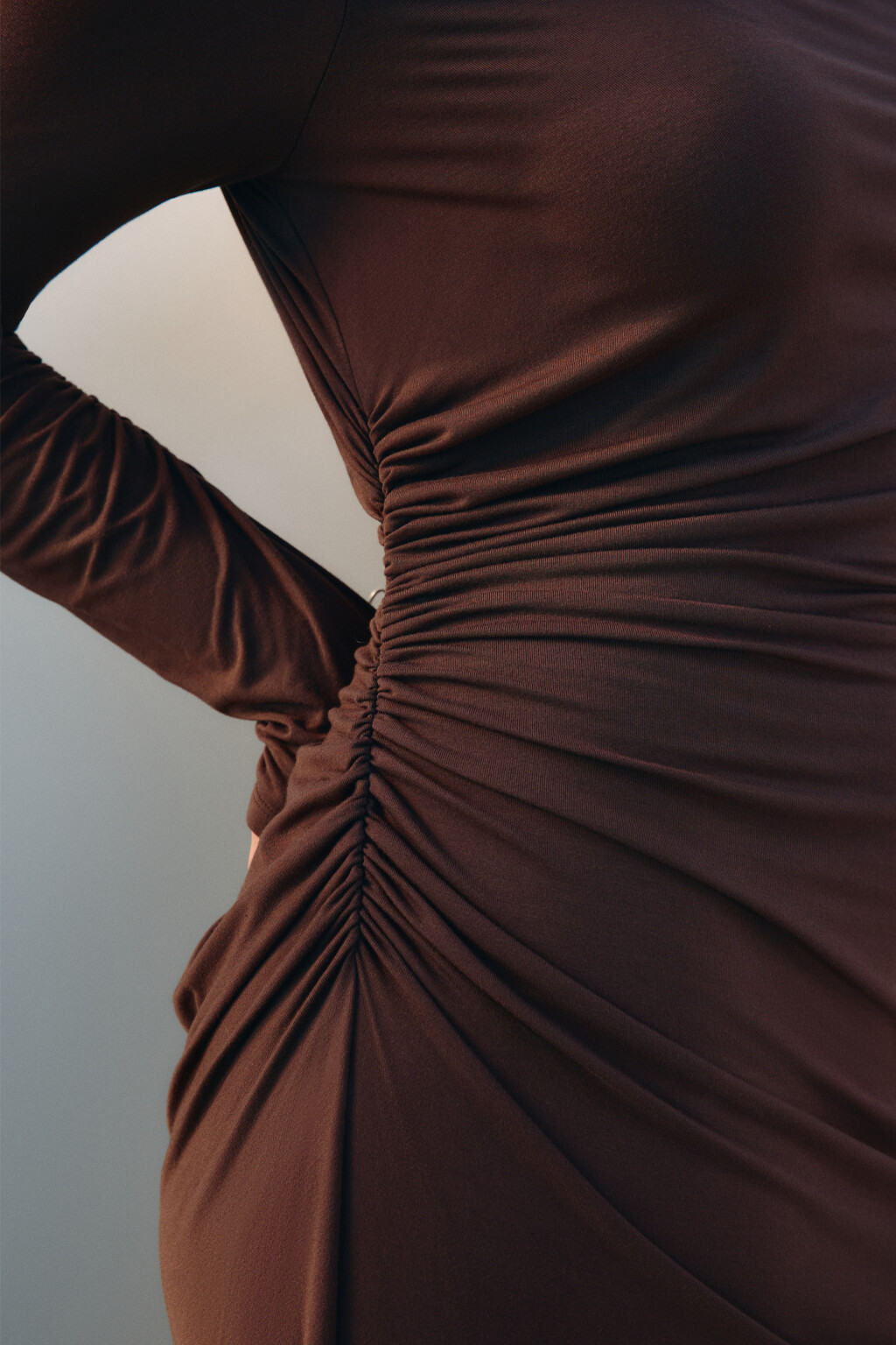 Платье облегающее с драпировками - цвет коричневый - 6