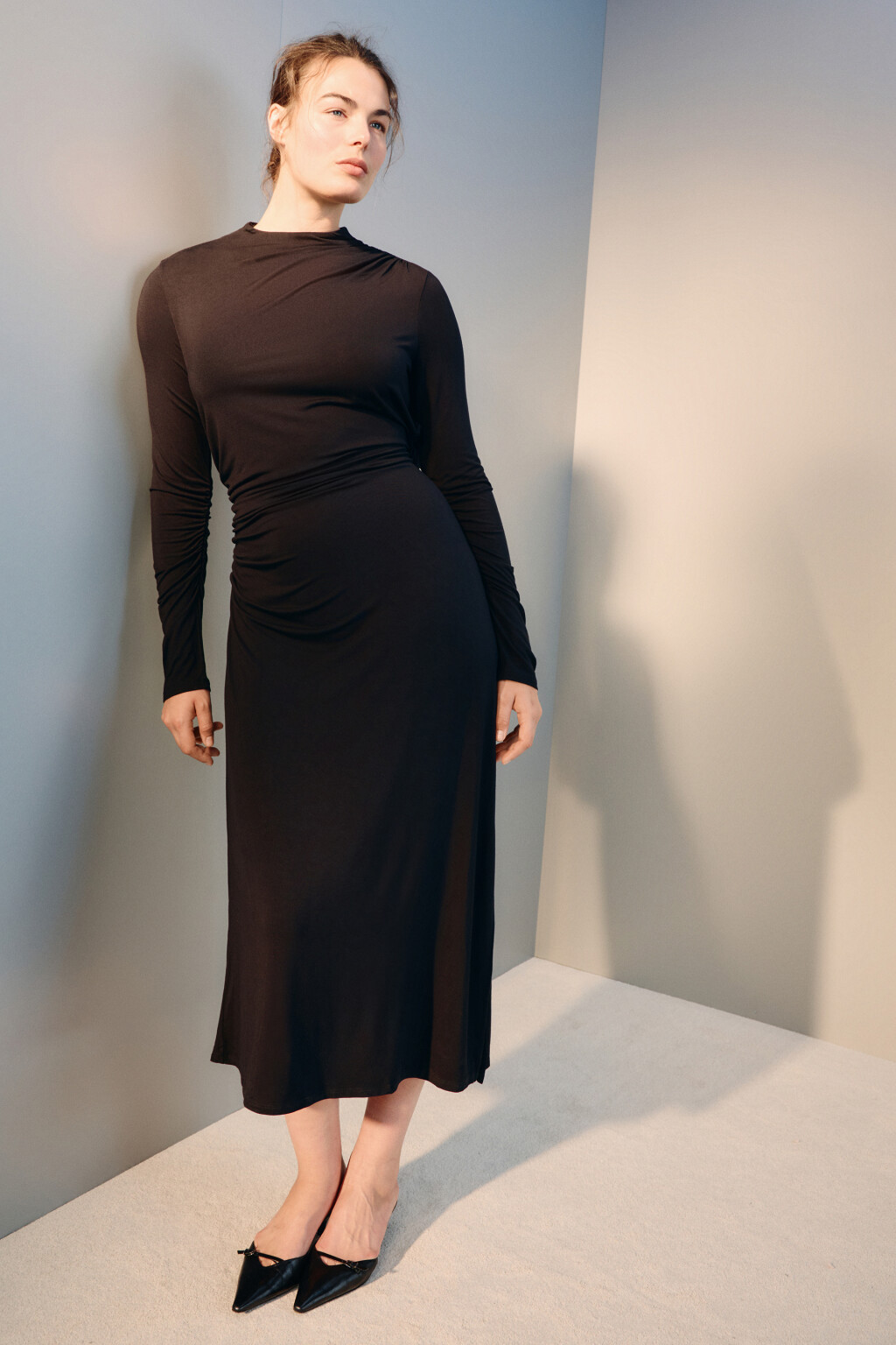 Платье облегающее с драпировками - цвет черный - 1