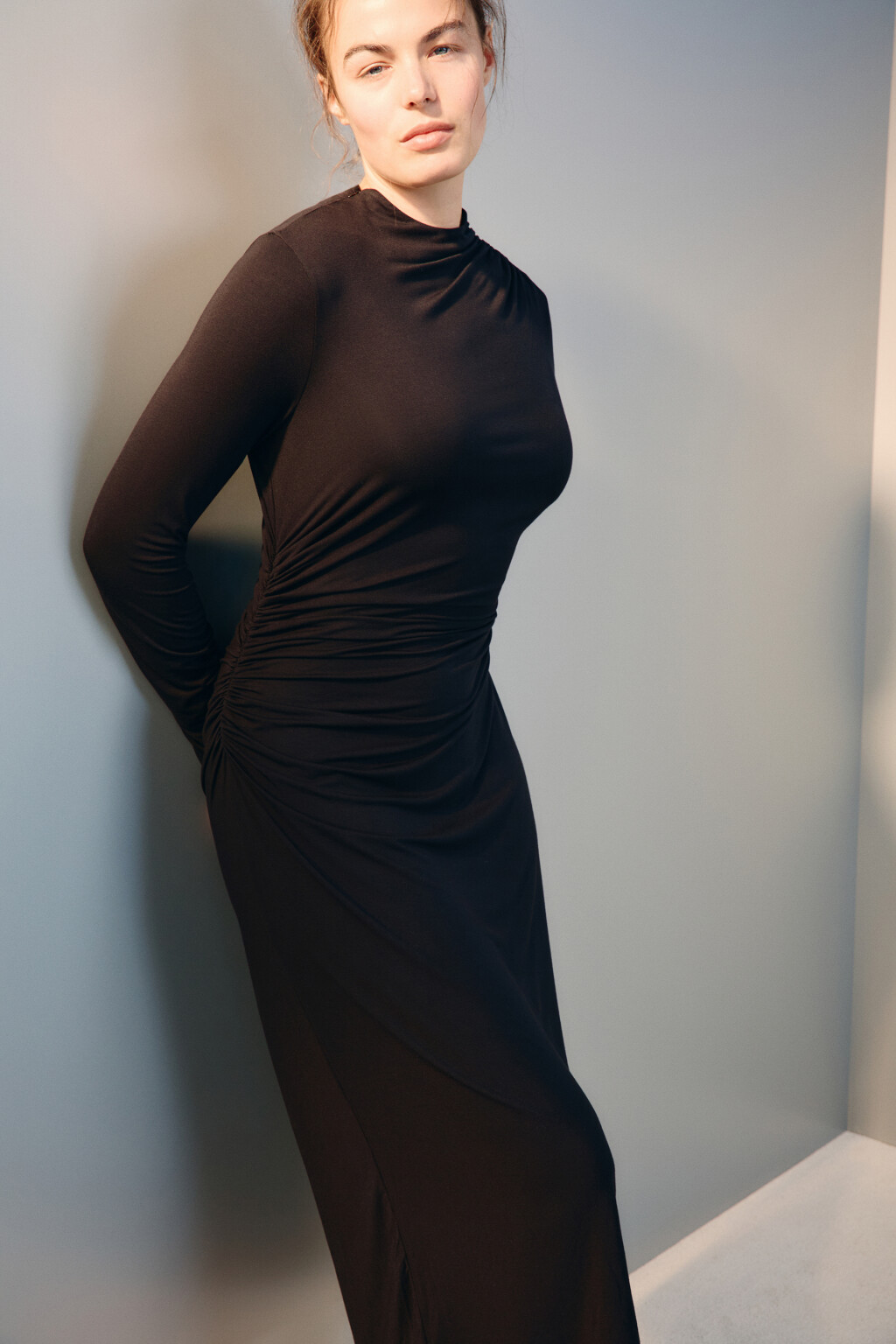 Платье облегающее с драпировками - цвет черный - 2