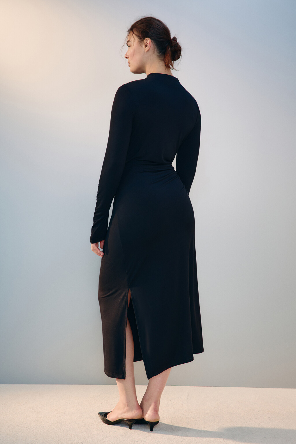 Платье облегающее с драпировками - цвет черный - 4