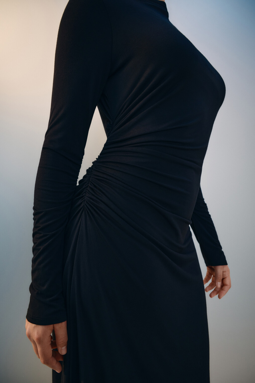 Платье облегающее с драпировками - цвет черный - 6