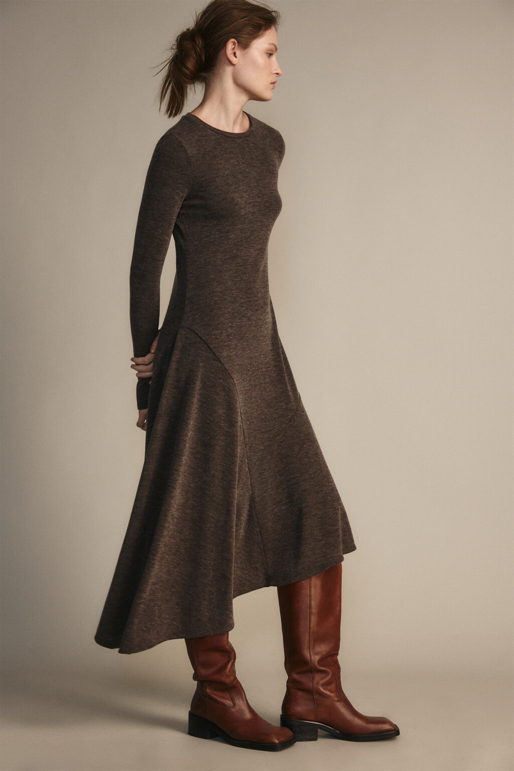 Платье трикотажное асимметричное - цвет коричневый - 1
