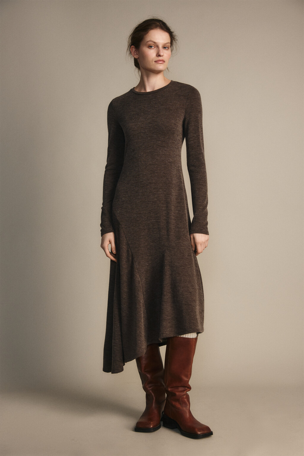 Платье трикотажное асимметричное - цвет коричневый - 2