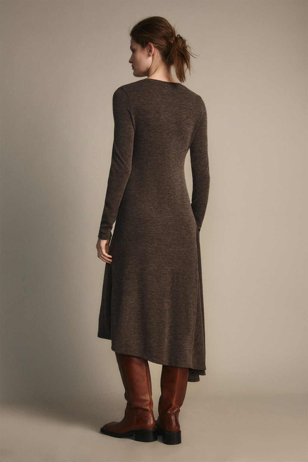 Платье трикотажное асимметричное - цвет коричневый - 3
