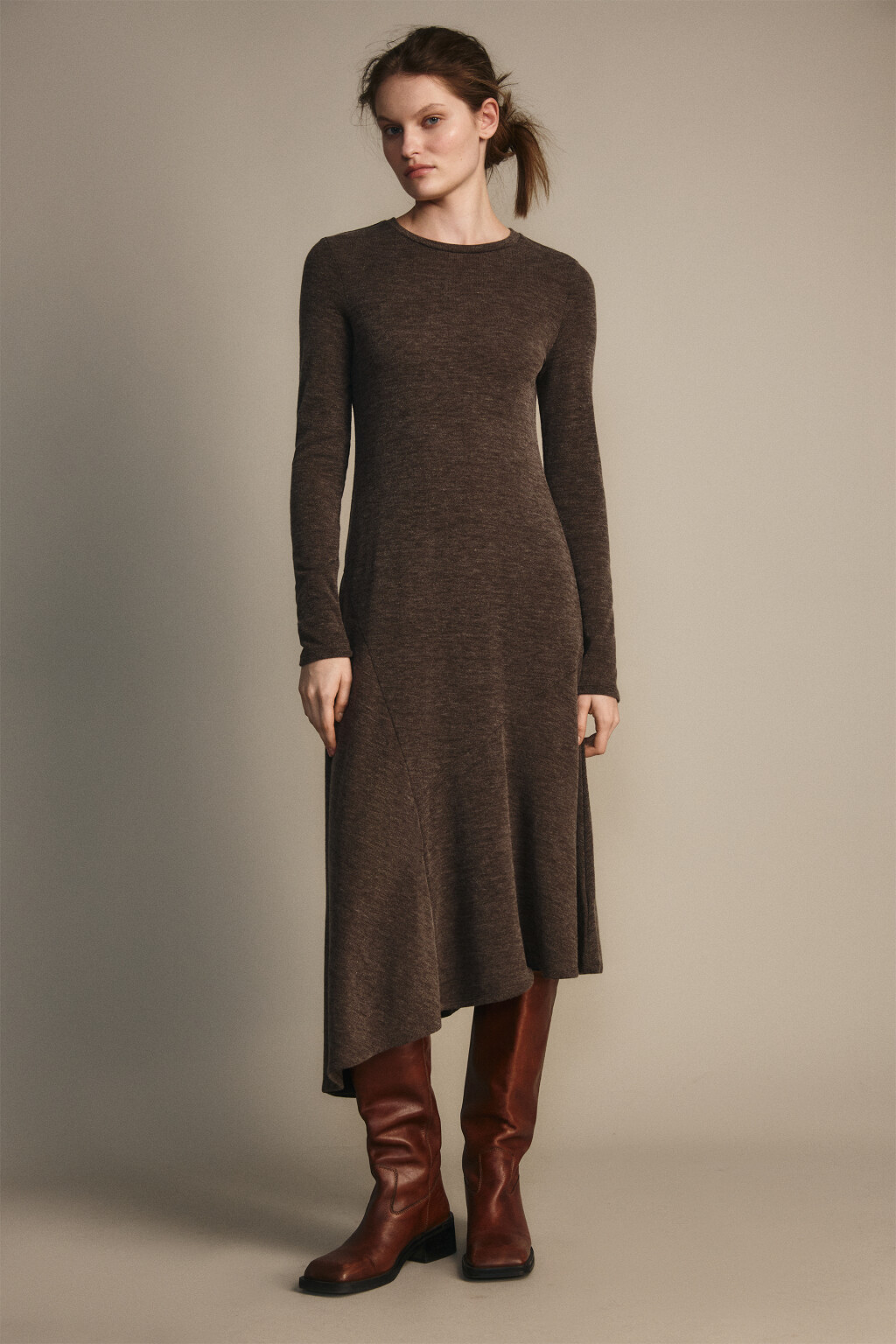 Платье трикотажное асимметричное - цвет коричневый - 4