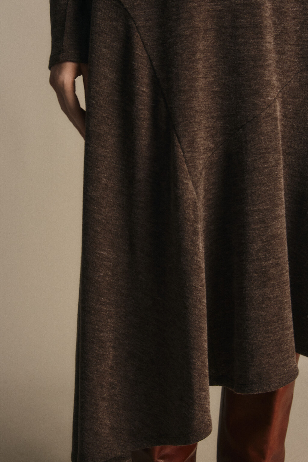 Платье трикотажное асимметричное - цвет коричневый - 6