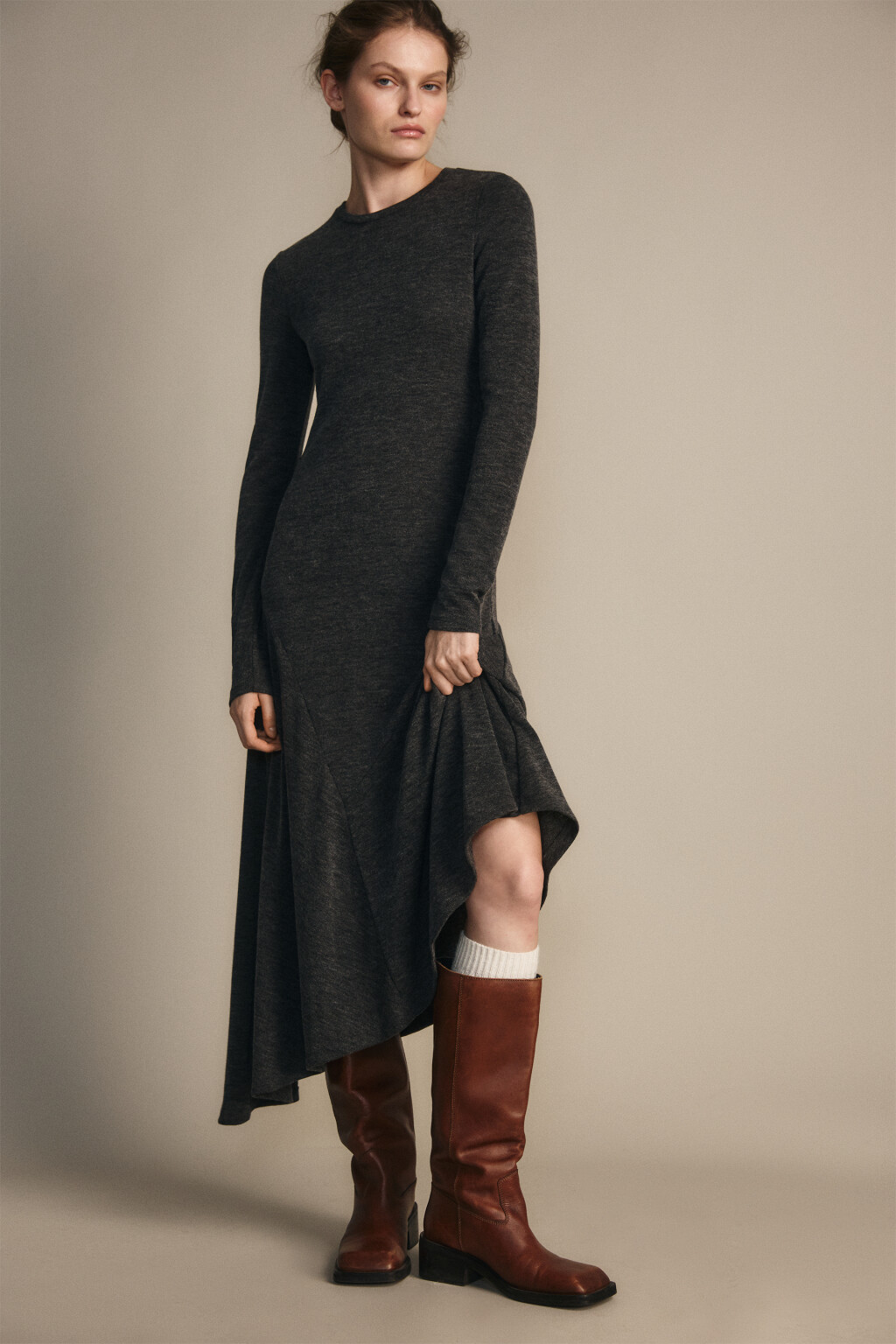 Платье трикотажное асимметричное - цвет серый - 1