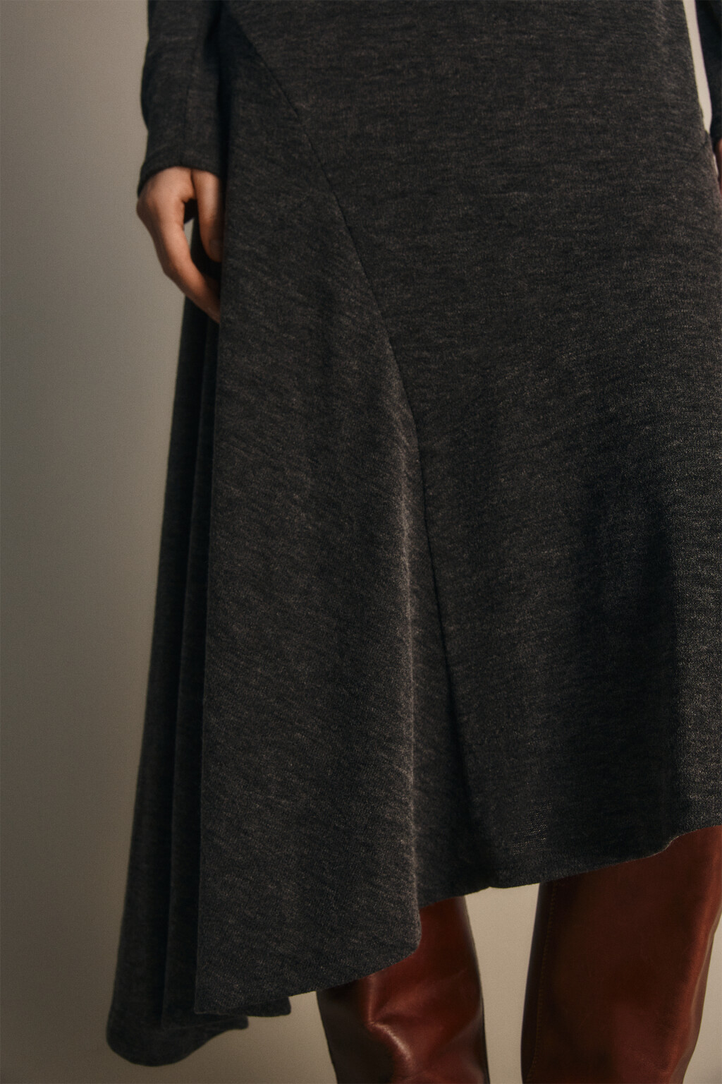 Платье трикотажное асимметричное - цвет серый - 5