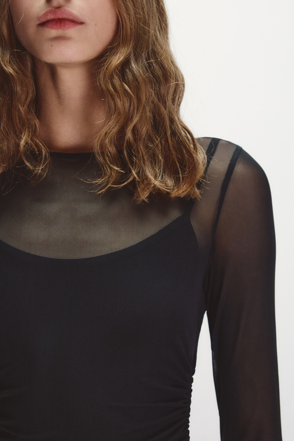 Платье из сетки с драпировками - цвет черный - 5