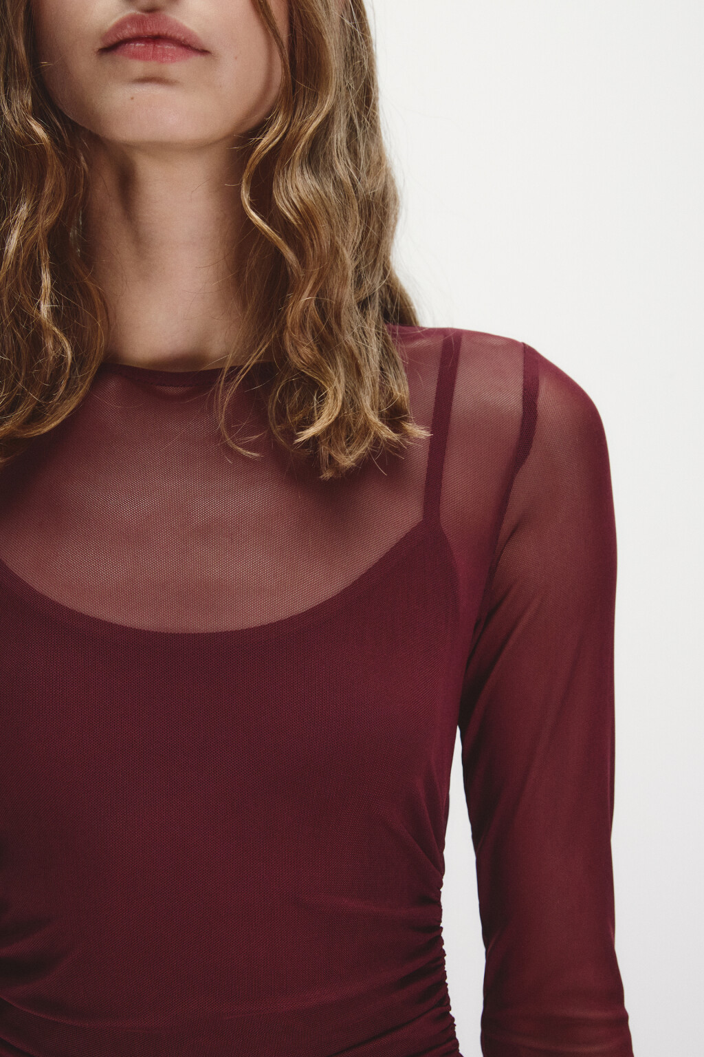 Платье из сетки с драпировками - цвет бордовый - 6