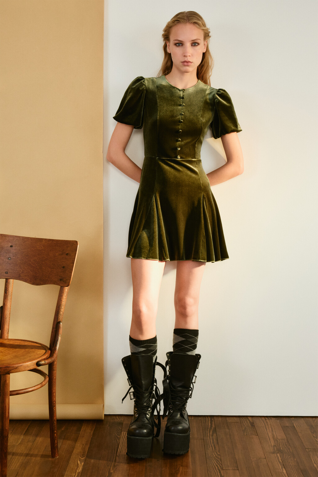 Платье бархатное с пышными рукавами - цвет зеленый - 1