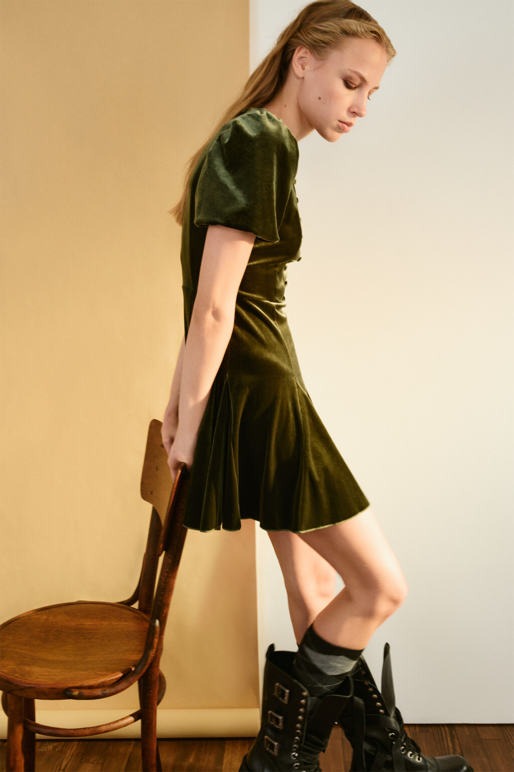 Платье бархатное с пышными рукавами - цвет зеленый - 2