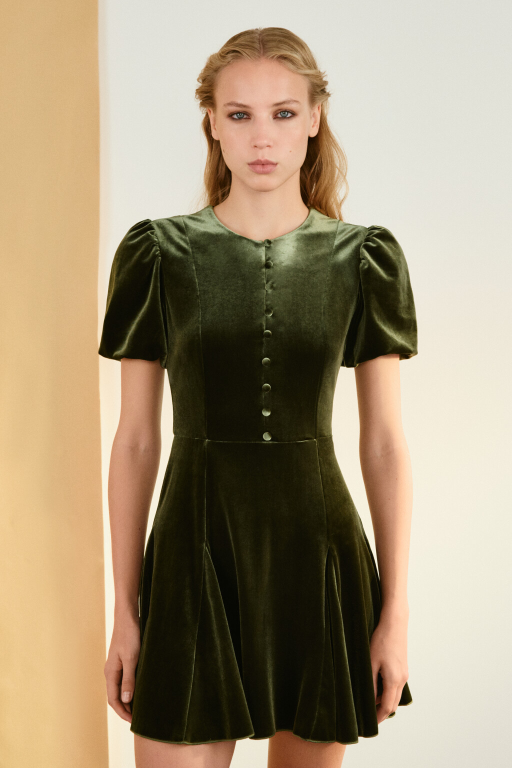 Платье бархатное с пышными рукавами - цвет зеленый - 3