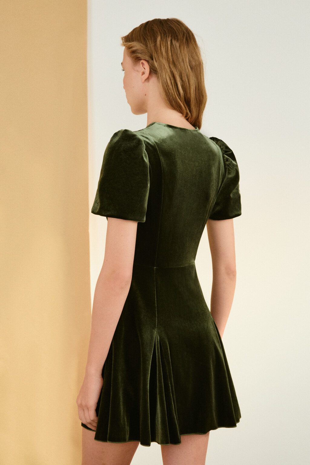 Платье бархатное с пышными рукавами - цвет зеленый - 4