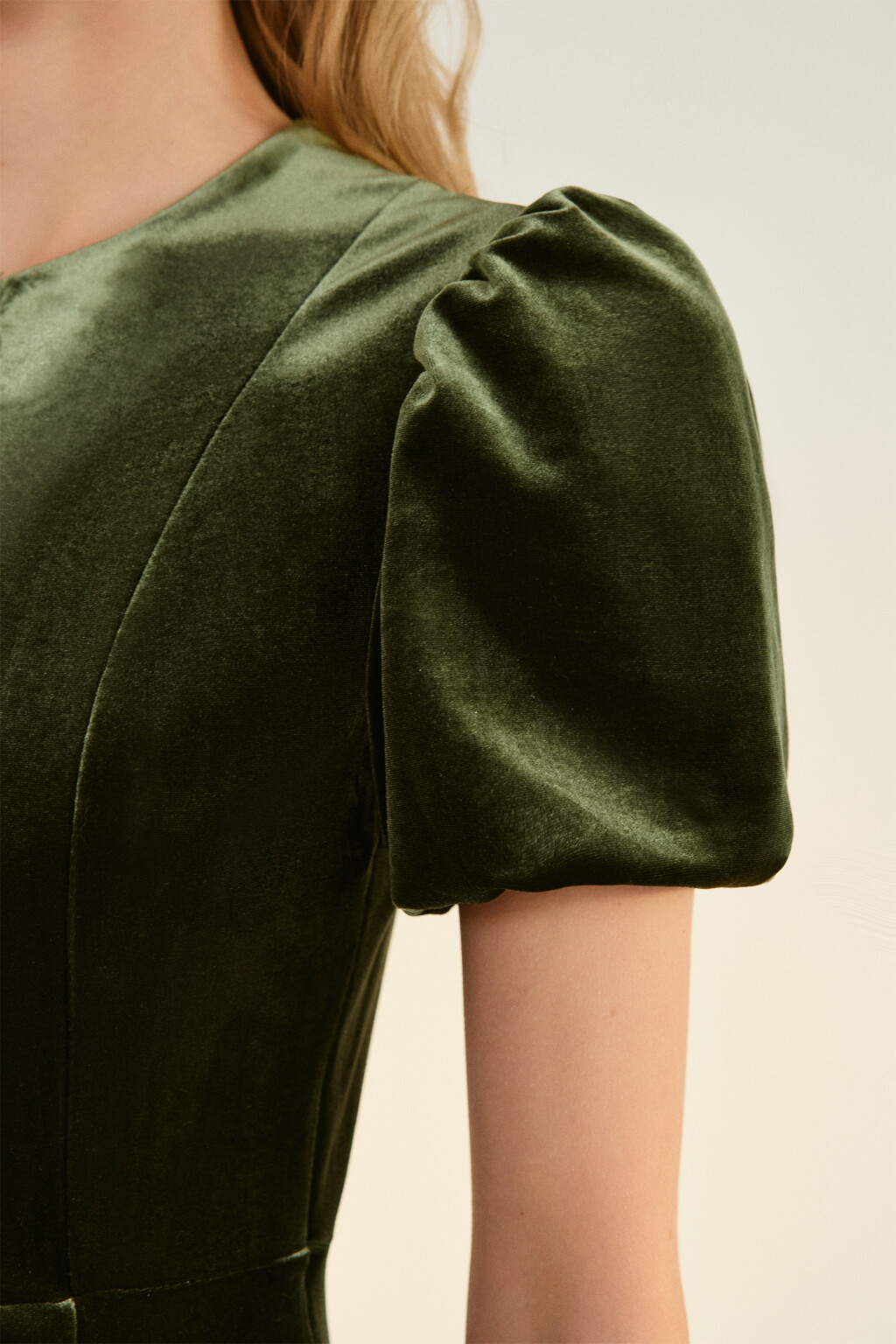 Платье бархатное с пышными рукавами - цвет зеленый - 6