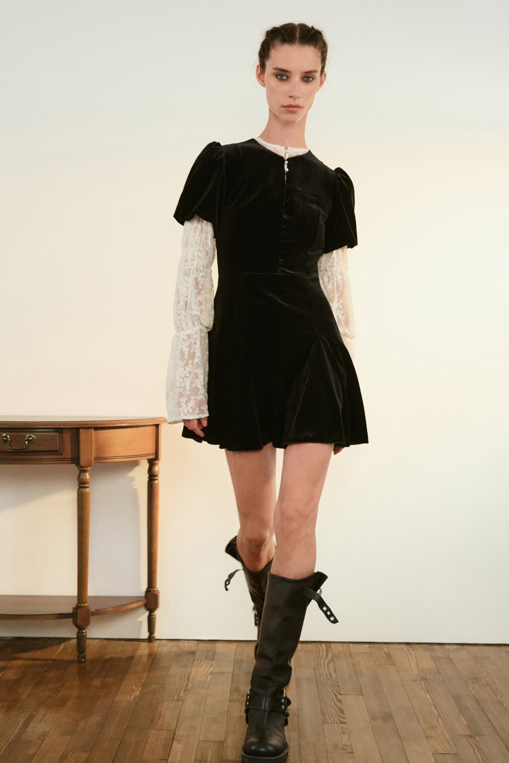 Платье бархатное с пышными рукавами - цвет черный - 2