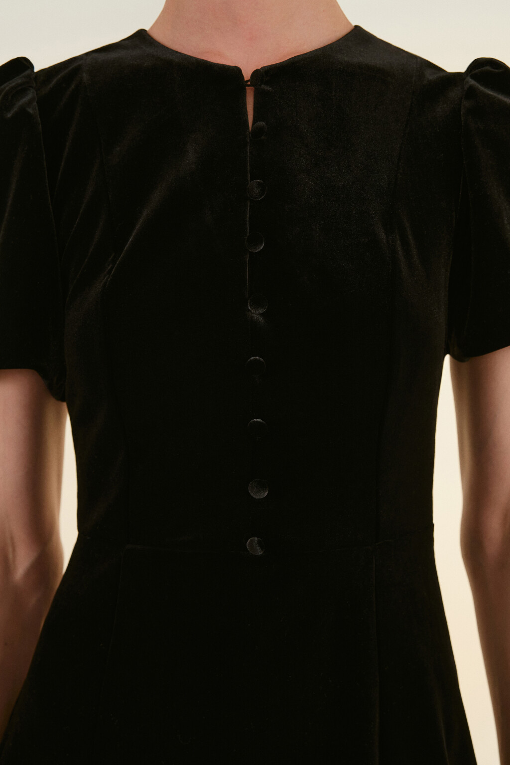 Платье бархатное с пышными рукавами - цвет черный - 6