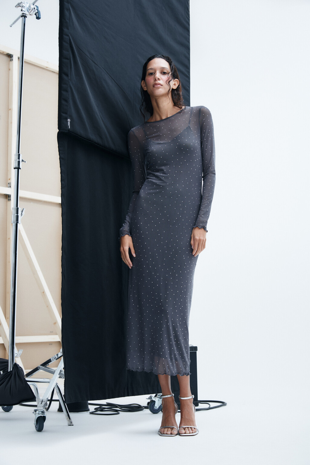 Платье из сетки со стразами - цвет серый - 2