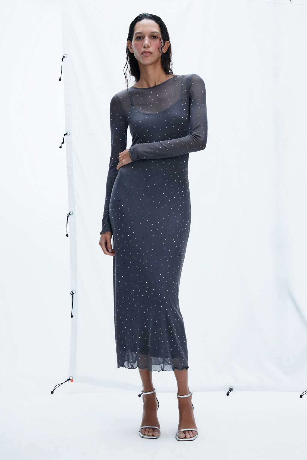 Платье из сетки со стразами - цвет серый - 11