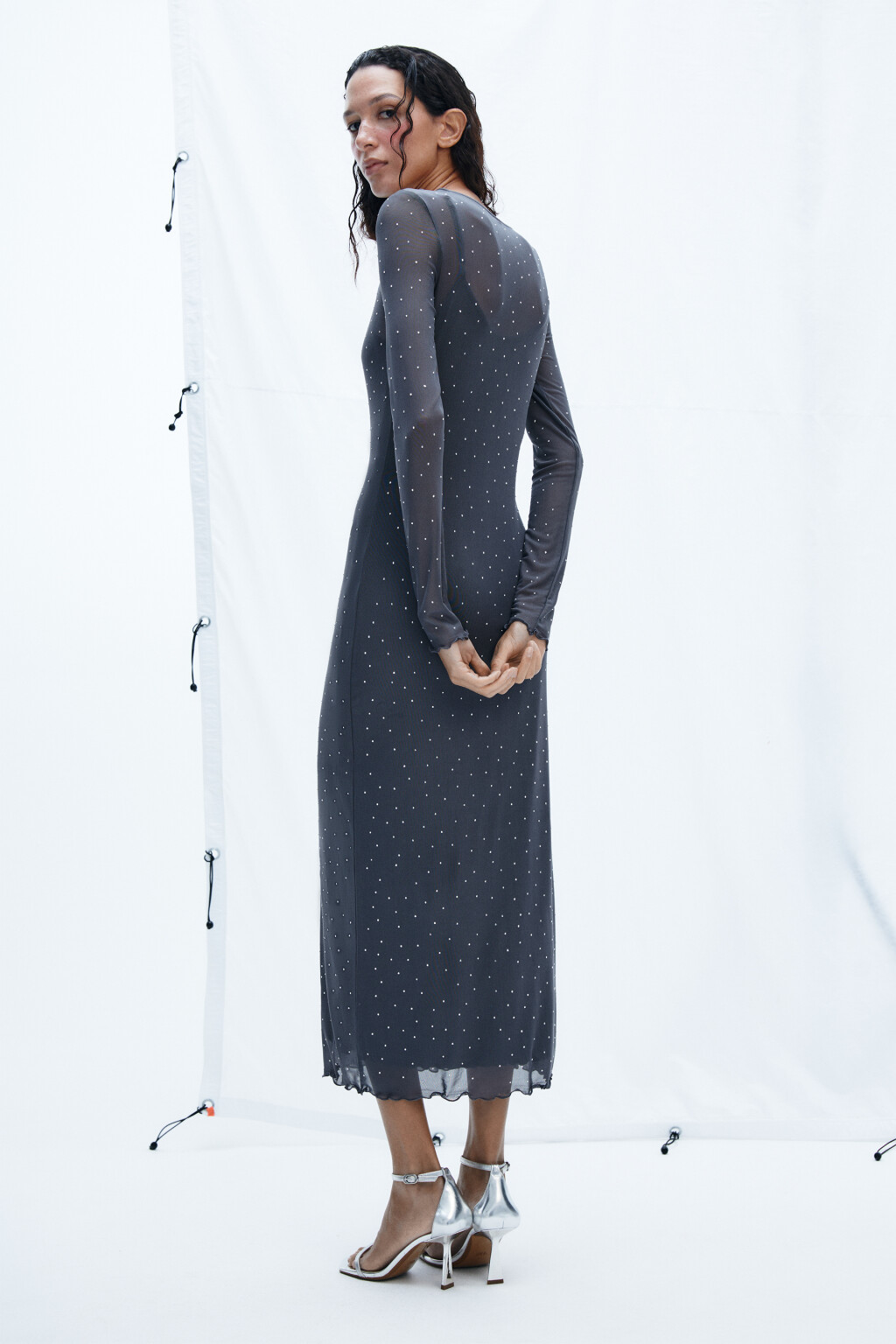 Платье из сетки со стразами - цвет серый - 4