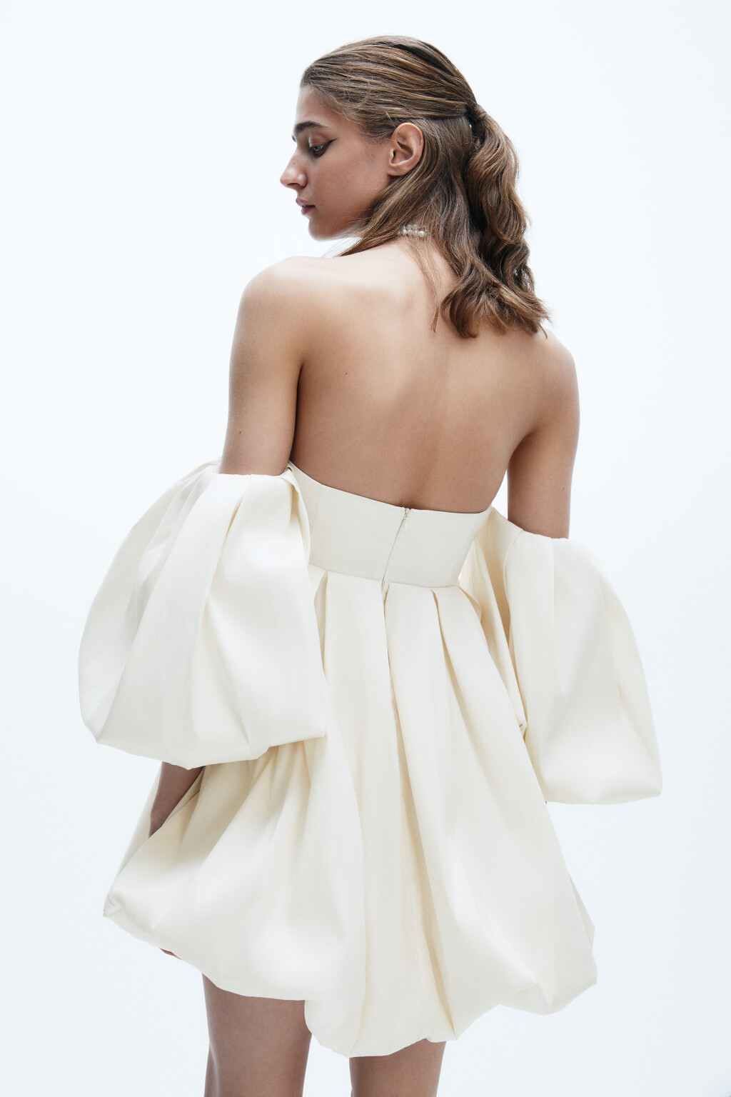 Платье мини пышное с открытыми плечами - цвет молочный - 7