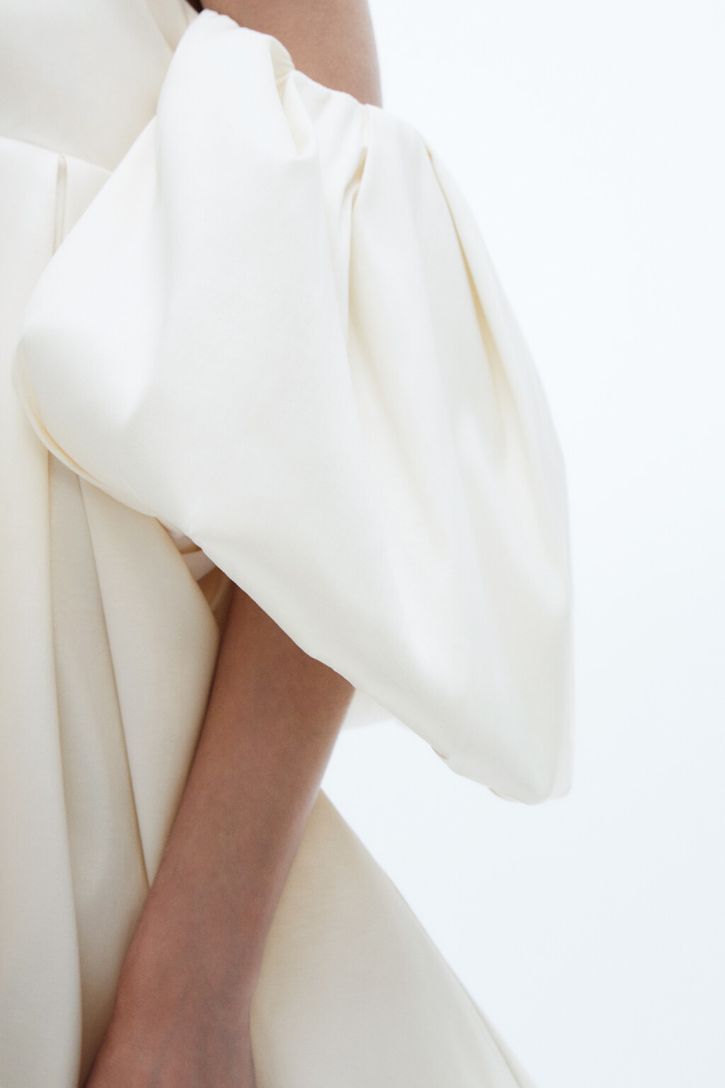 Платье мини пышное с открытыми плечами - цвет молочный - 10