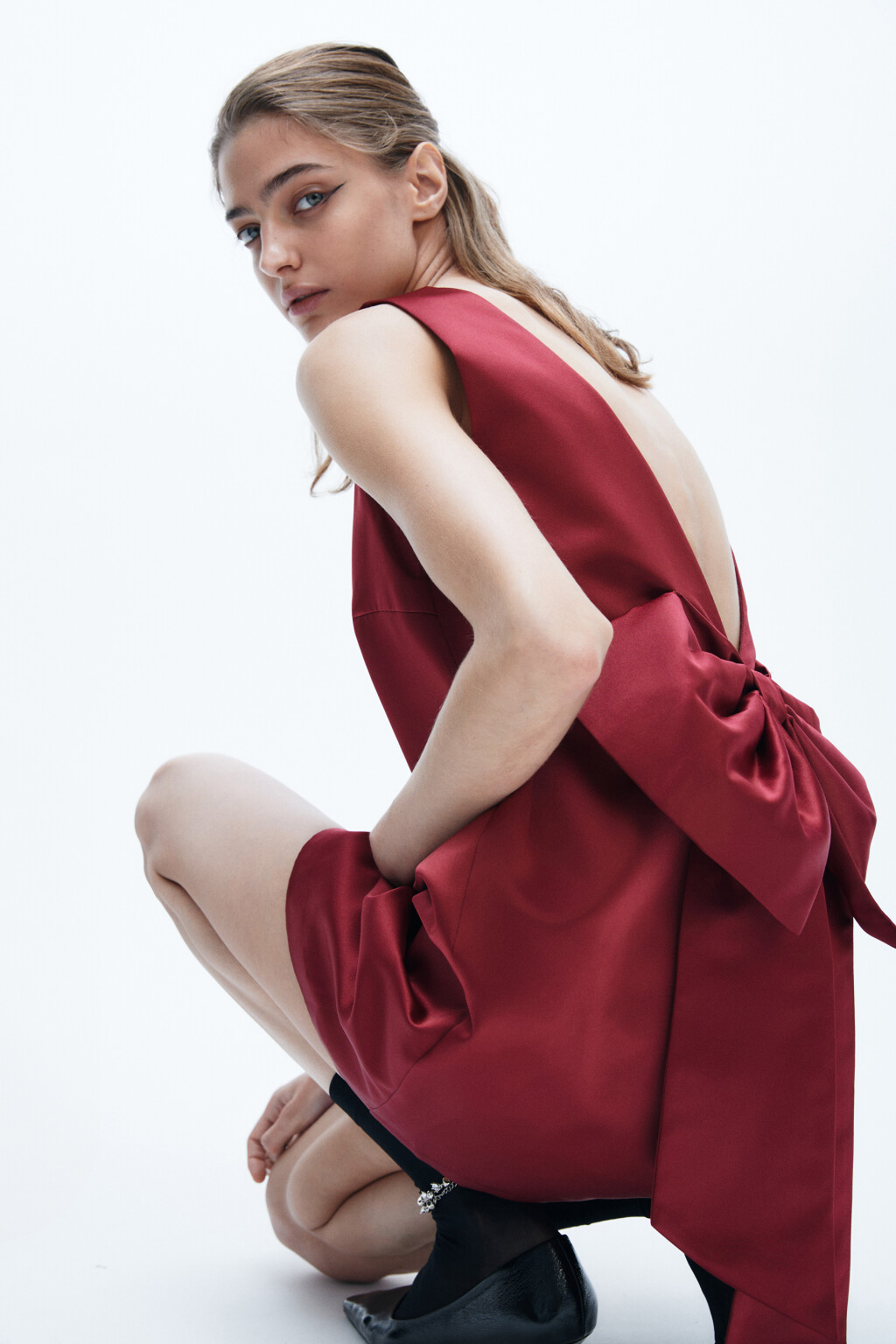 Платье мини атласное с бантом - цвет красный - 1