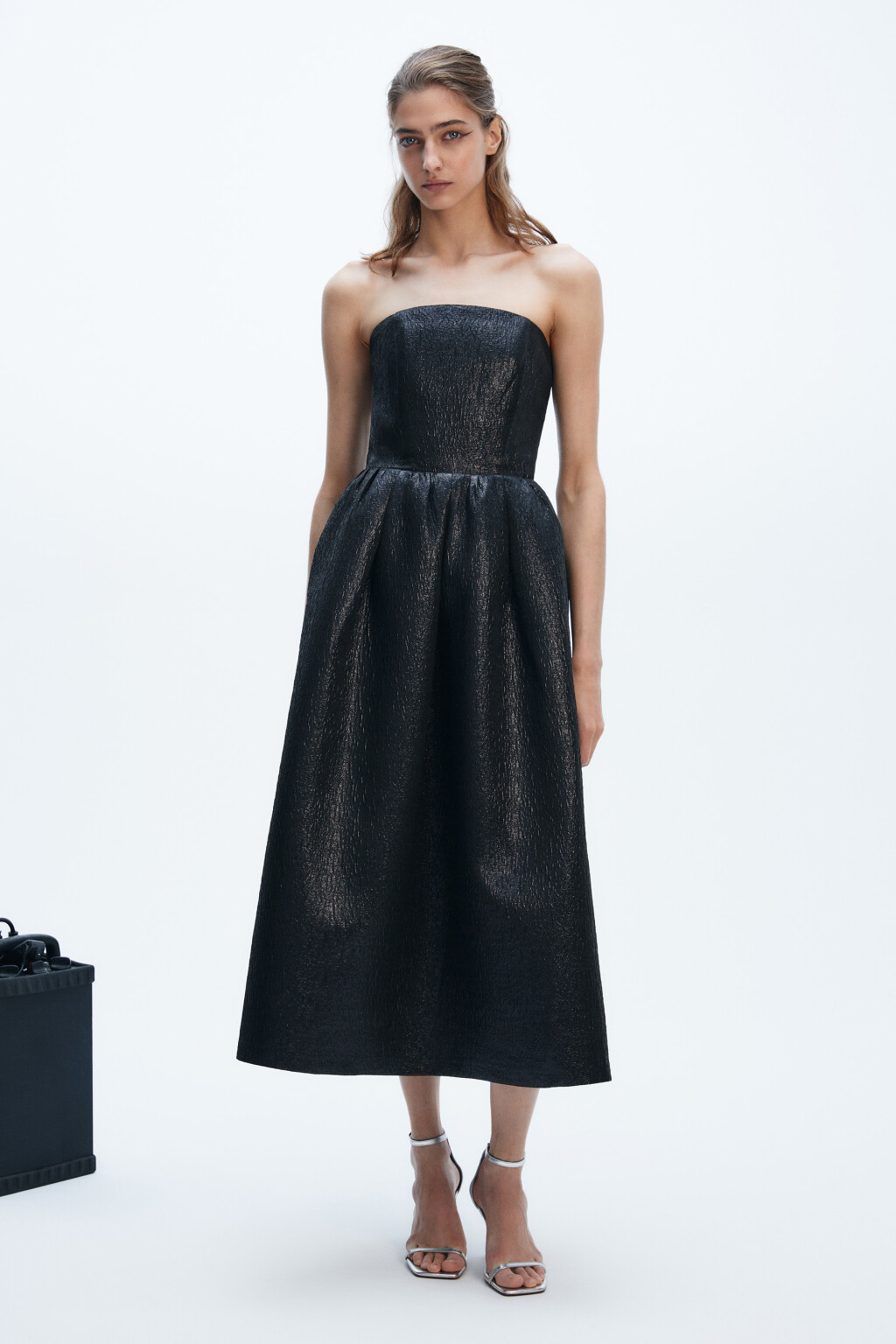 Платье блестящее с открытыми плечами - цвет черный - 6