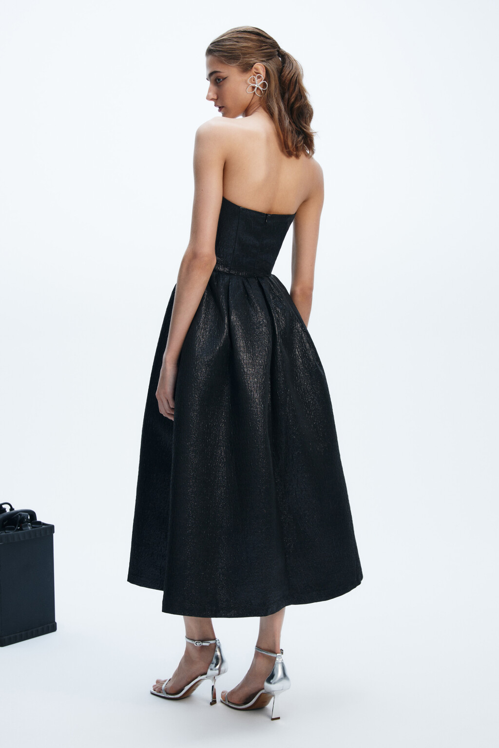 Платье блестящее с открытыми плечами - цвет черный - 7