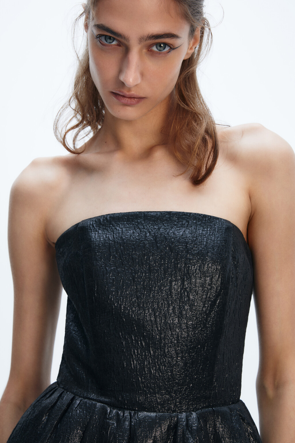 Платье блестящее с открытыми плечами - цвет черный - 8