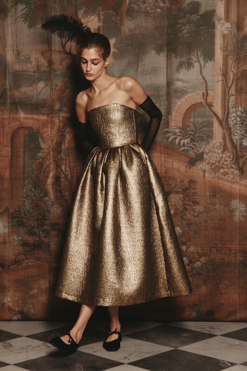 Платье блестящее с открытыми плечами - цвет желтый - 2