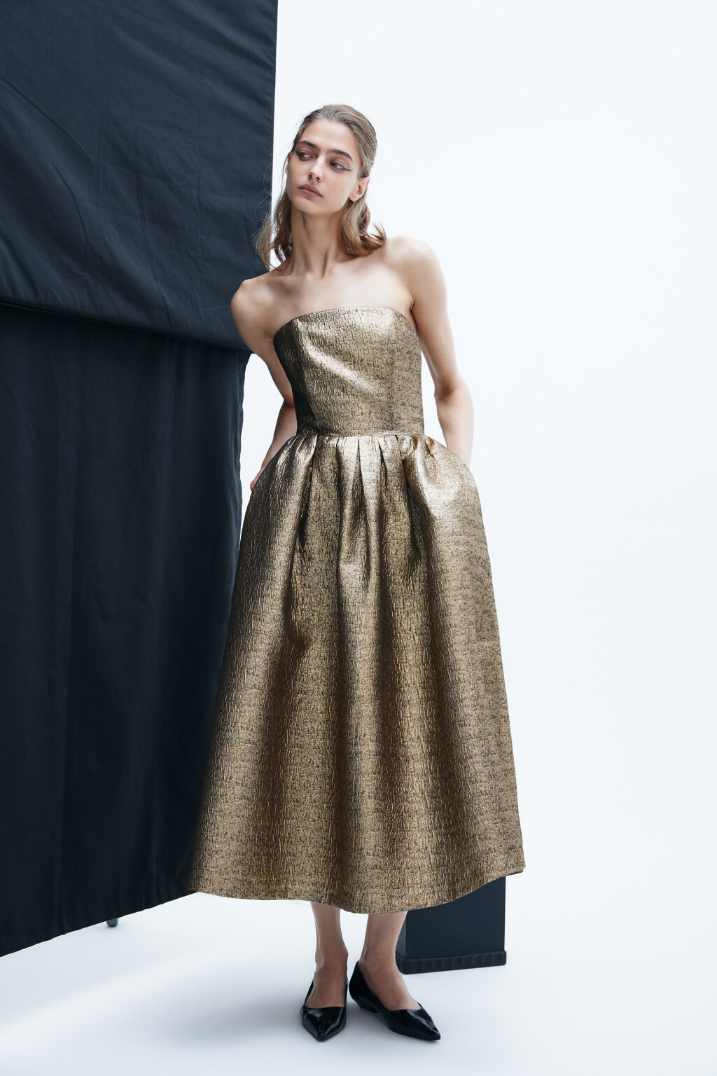 Платье блестящее с открытыми плечами - цвет желтый - 5