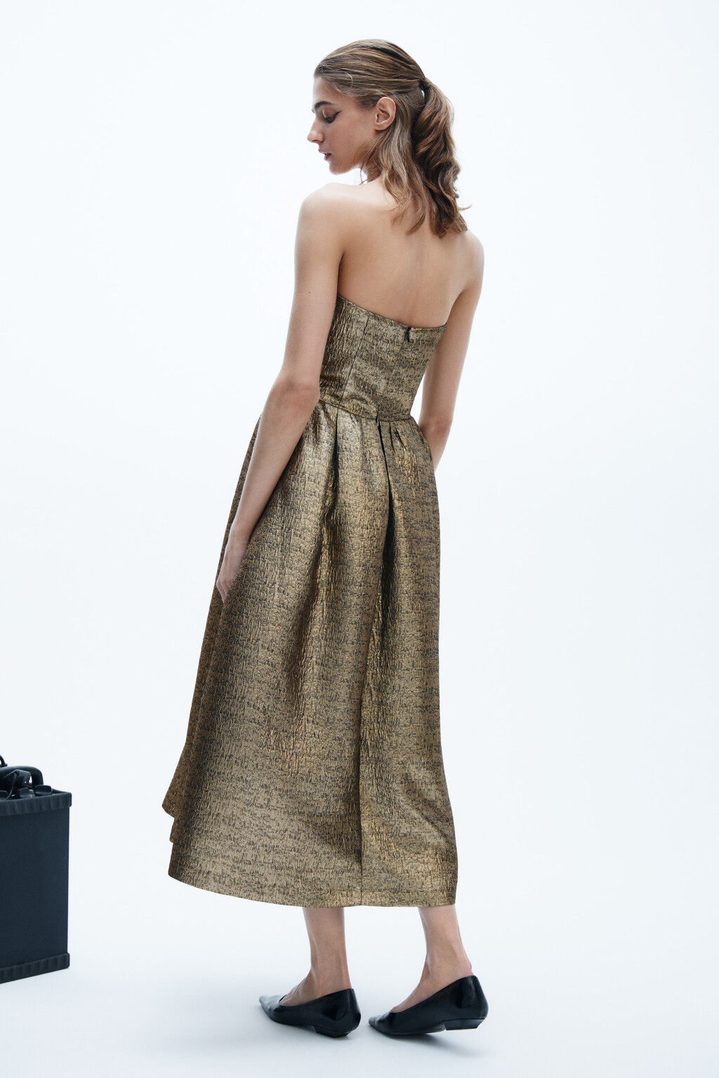 Платье блестящее с открытыми плечами - цвет желтый - 7