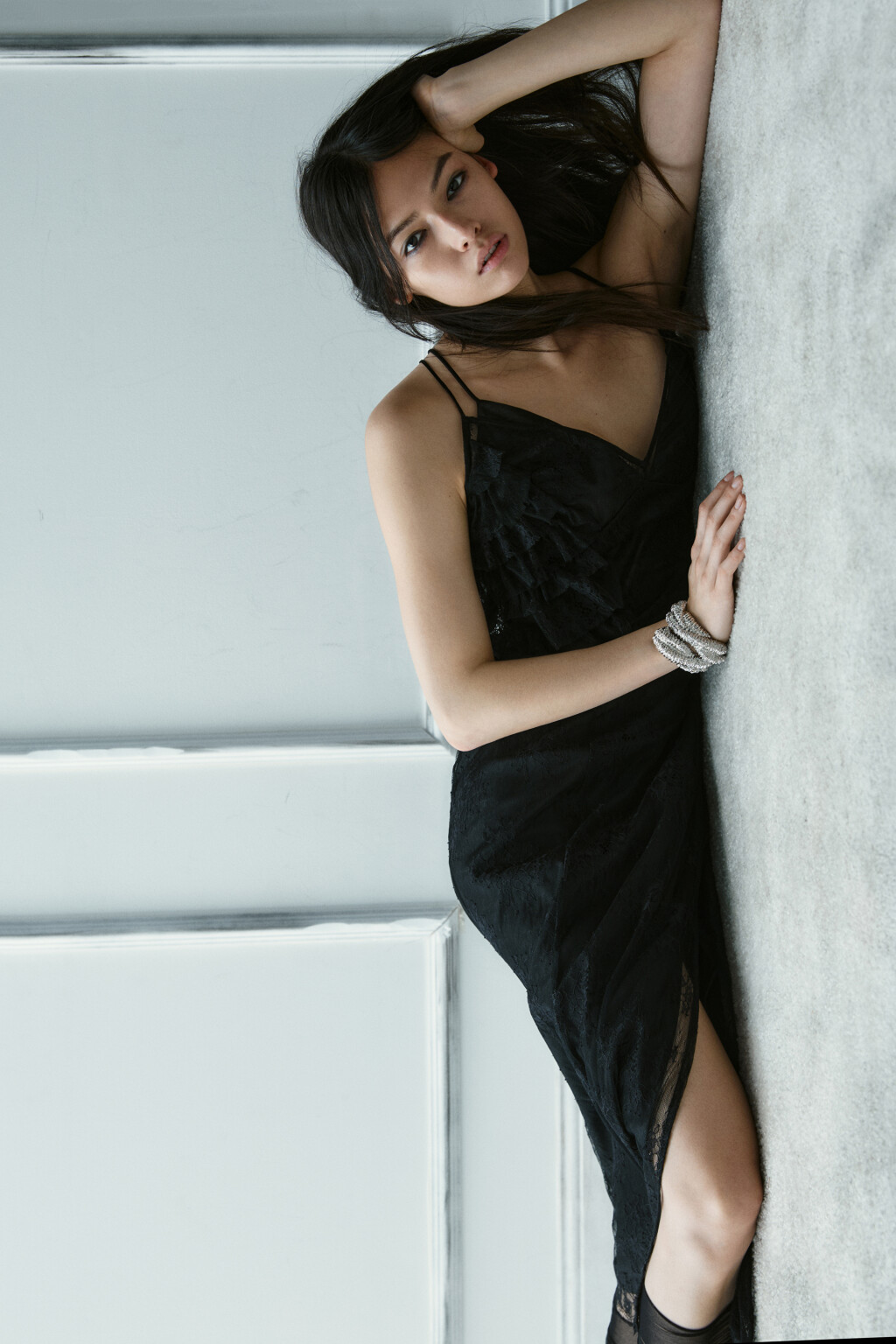 Платье-комбинация миди с кружевом - цвет черный - 1