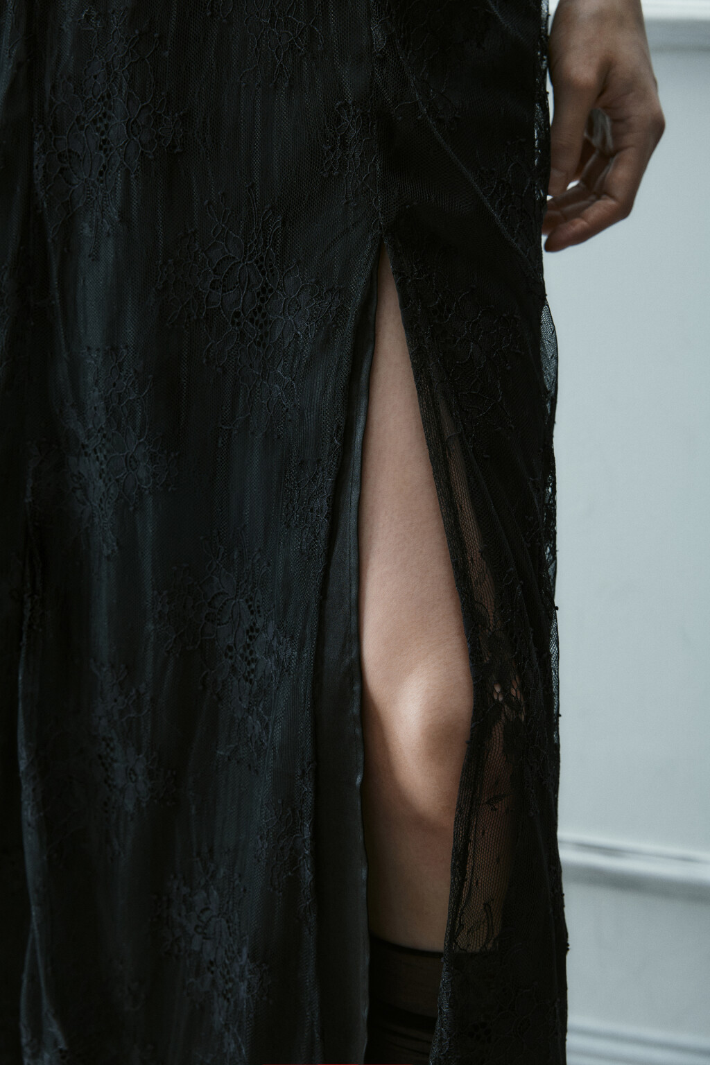 Платье-комбинация миди с кружевом - цвет черный - 7