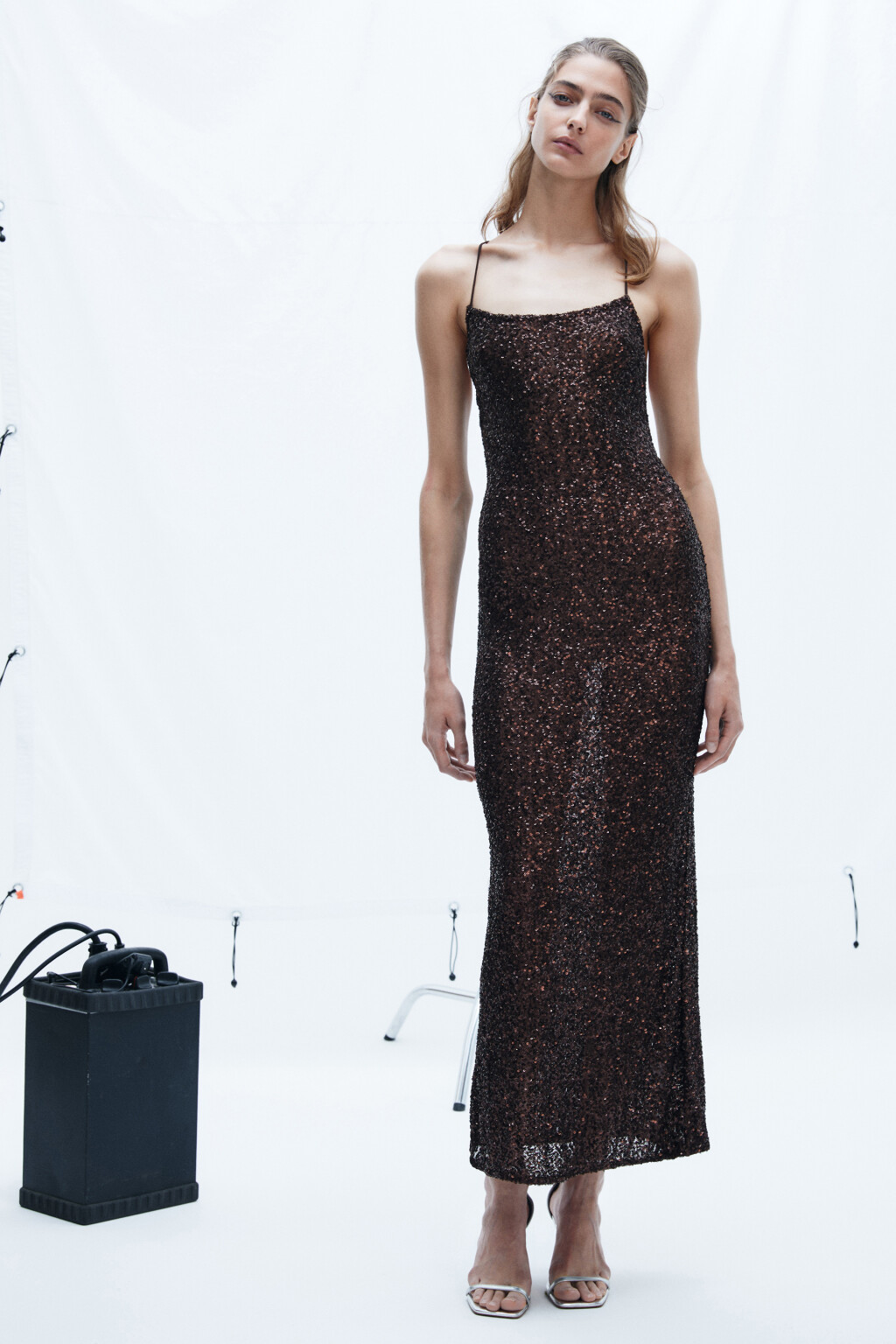 Платье миди на бретельках с пайетками - цвет коричневый - 3