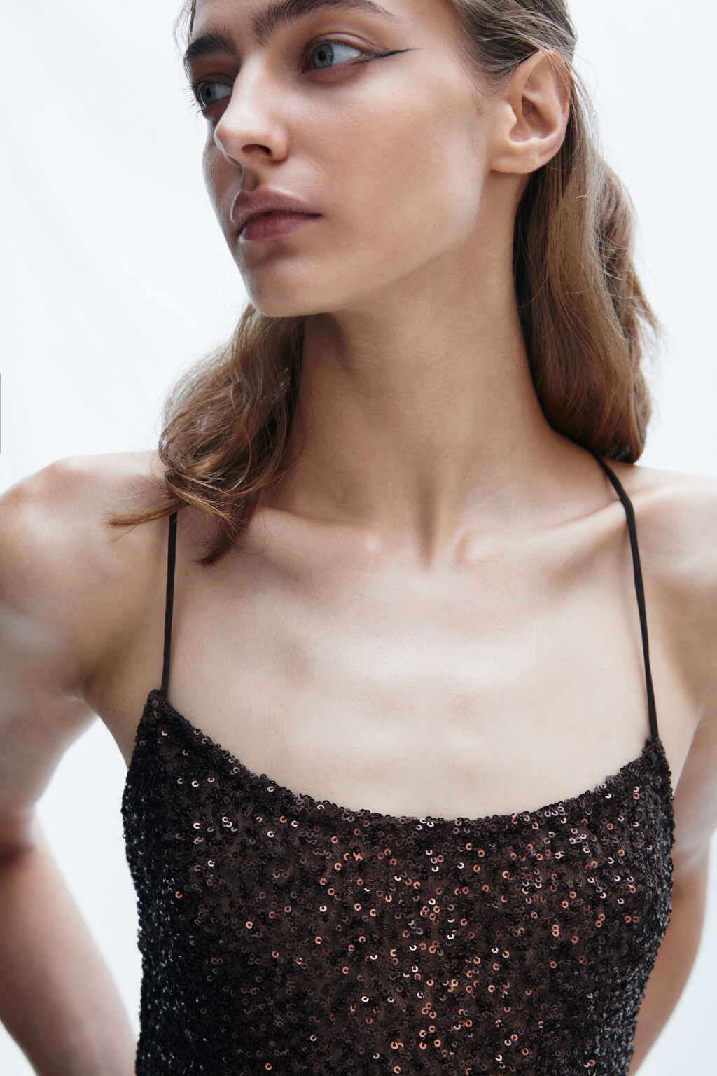 Платье миди на бретельках с пайетками - цвет коричневый - 7