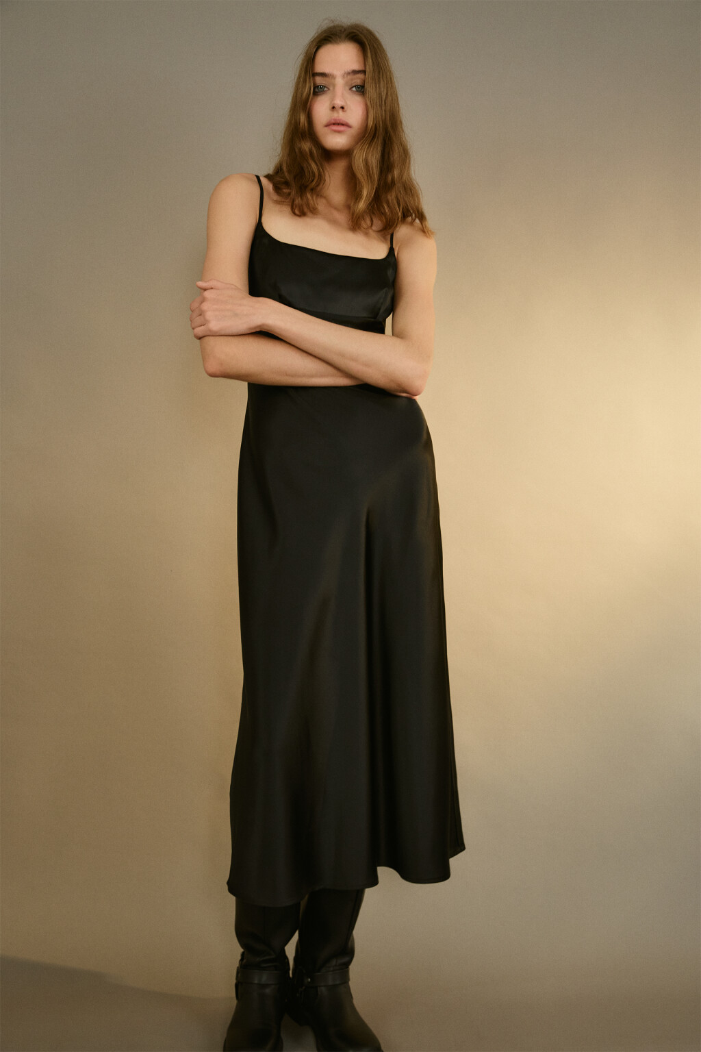 Платье атласное на тонких бретелях - цвет черный - 1