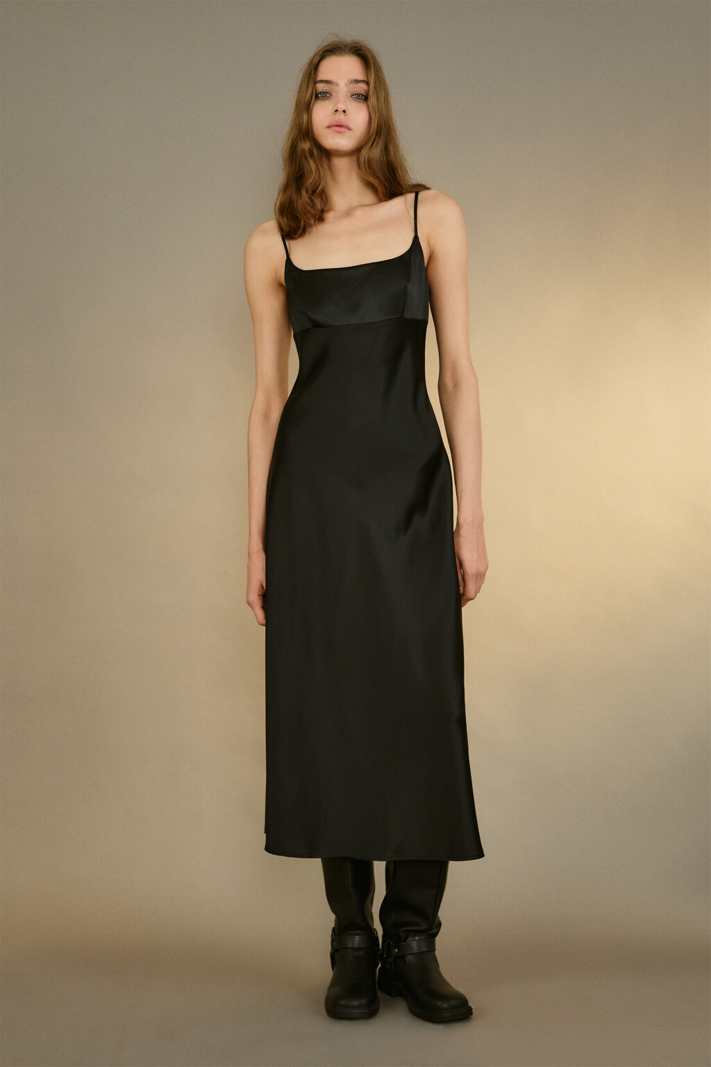 Платье атласное на тонких бретелях - цвет черный - 2