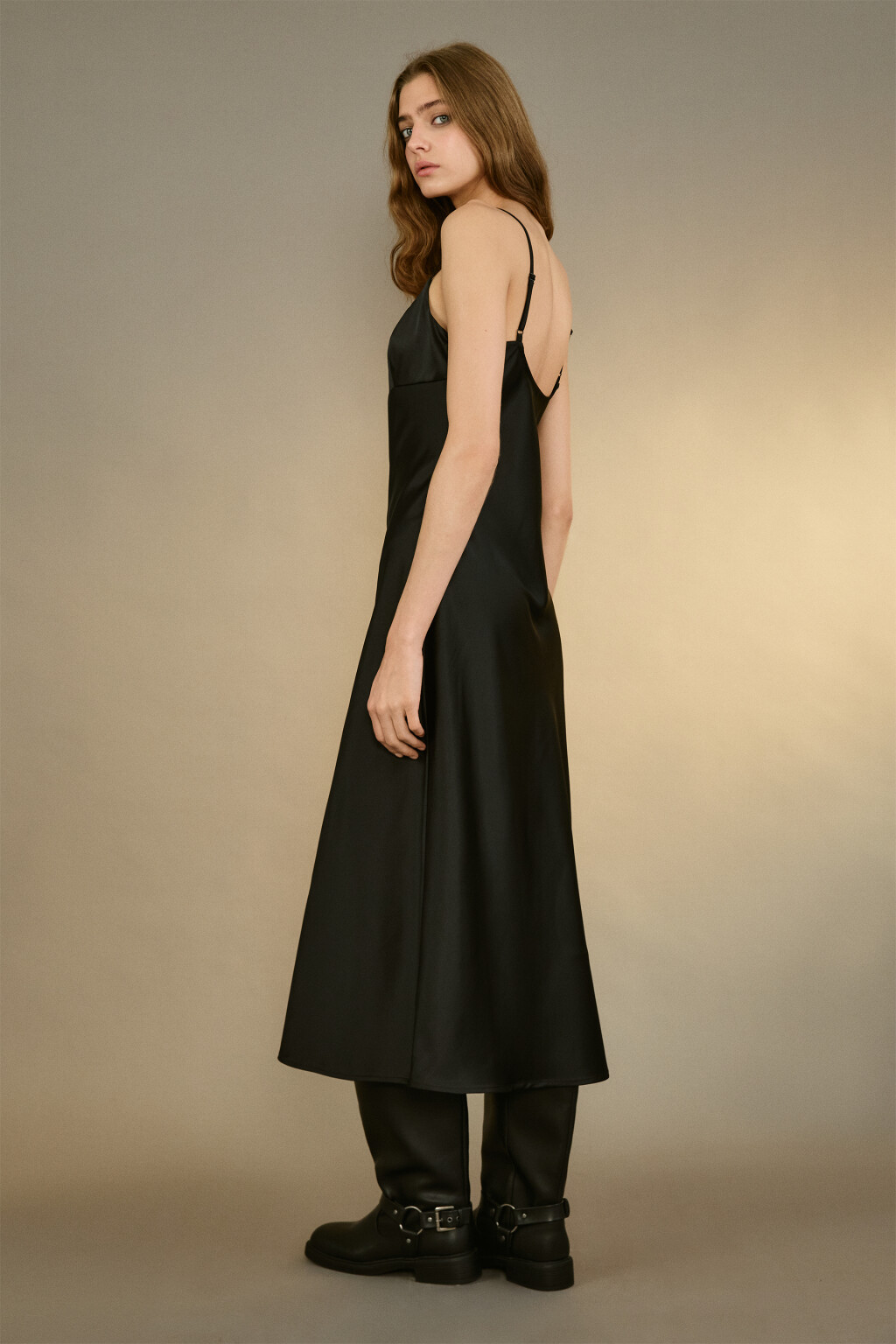 Платье атласное на тонких бретелях - цвет черный - 3