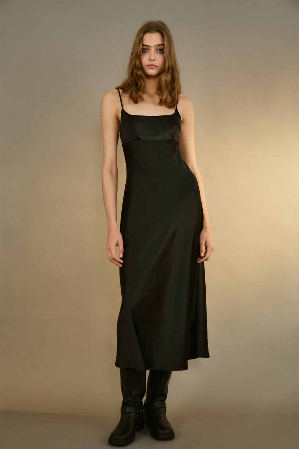 Платье атласное на тонких бретелях - цвет черный - 4