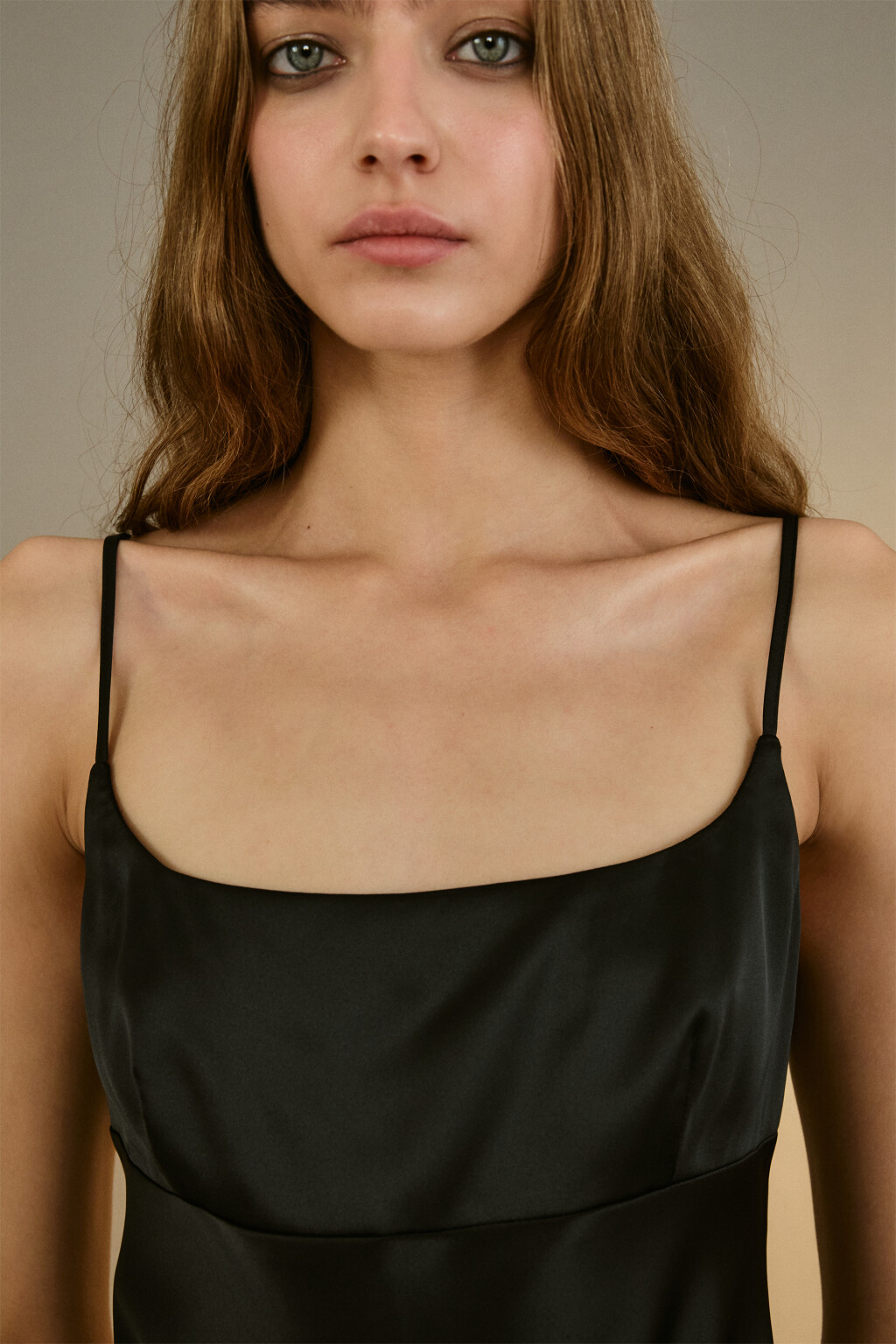Платье атласное на тонких бретелях - цвет черный - 5