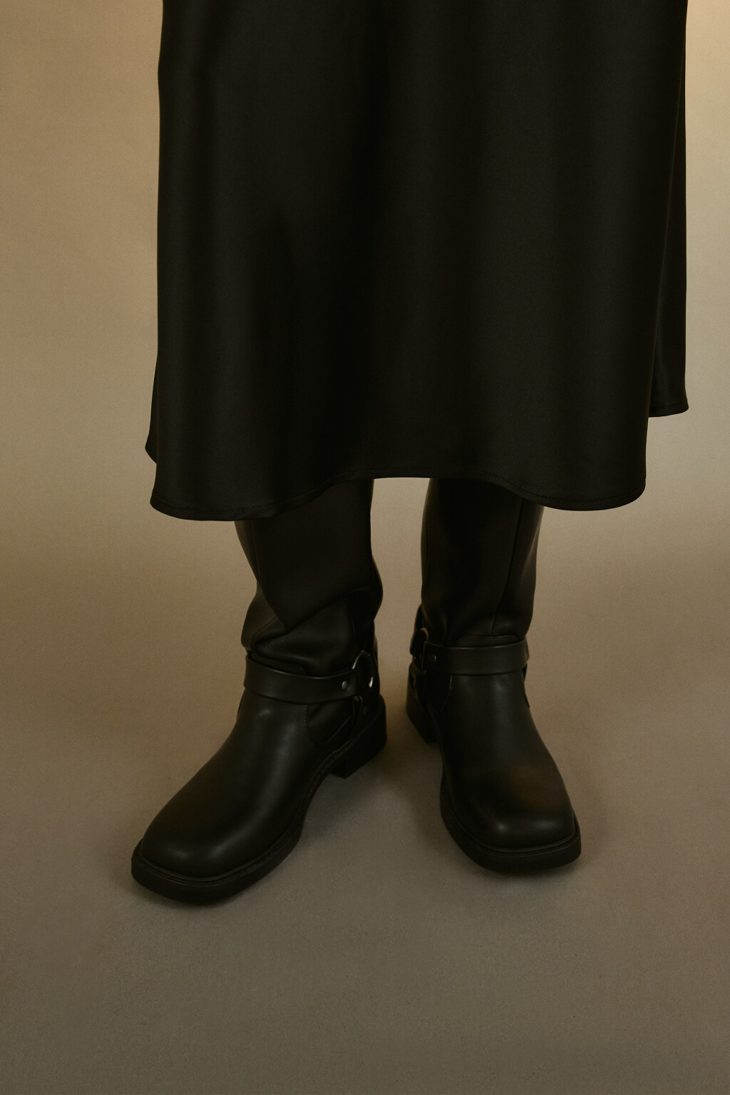 Платье атласное на тонких бретелях - цвет черный - 6