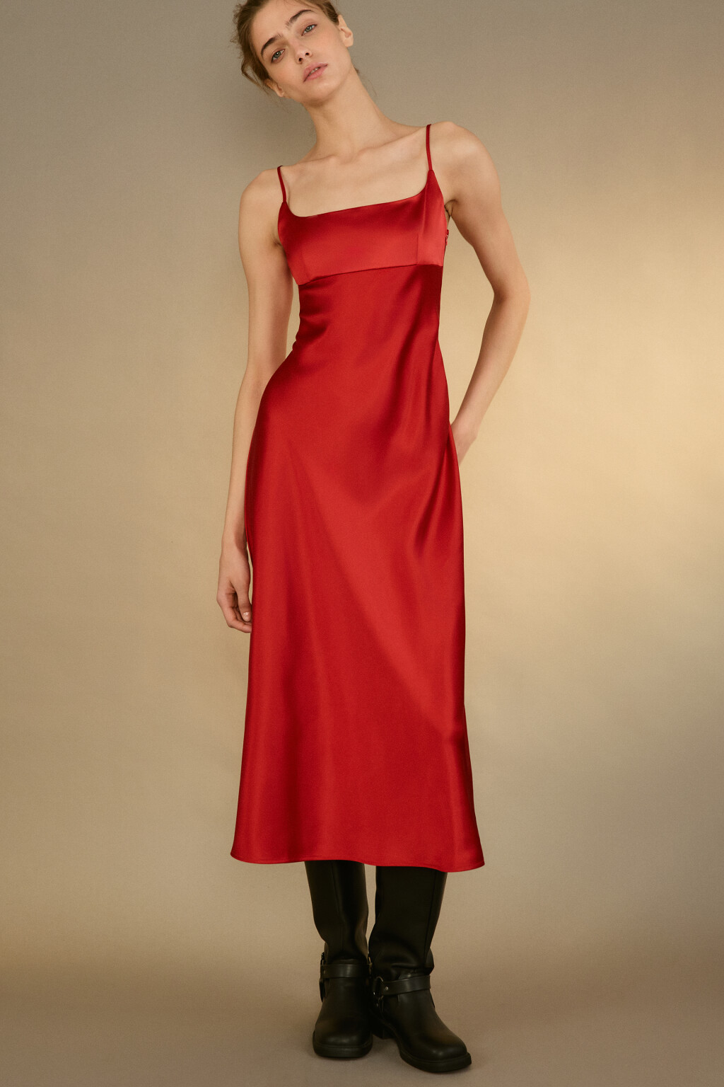Платье атласное на тонких бретелях - цвет красный - 1
