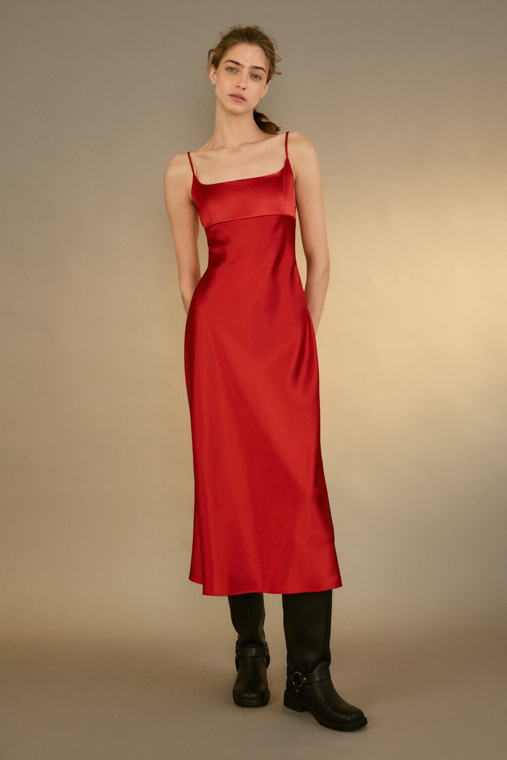 Платье атласное на тонких бретелях - цвет красный - 2