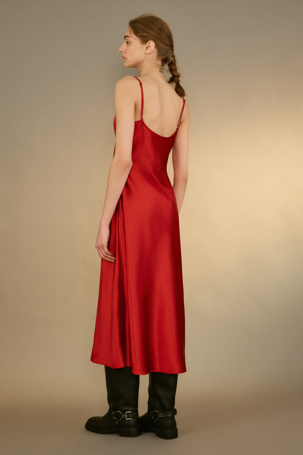 Платье атласное на тонких бретелях - цвет красный - 3