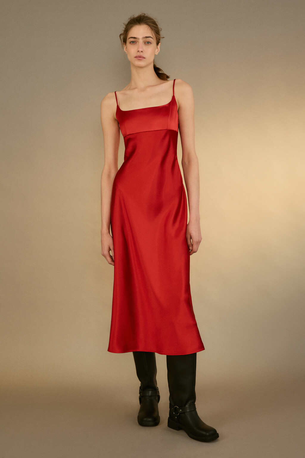 Платье атласное на тонких бретелях - цвет красный - 4
