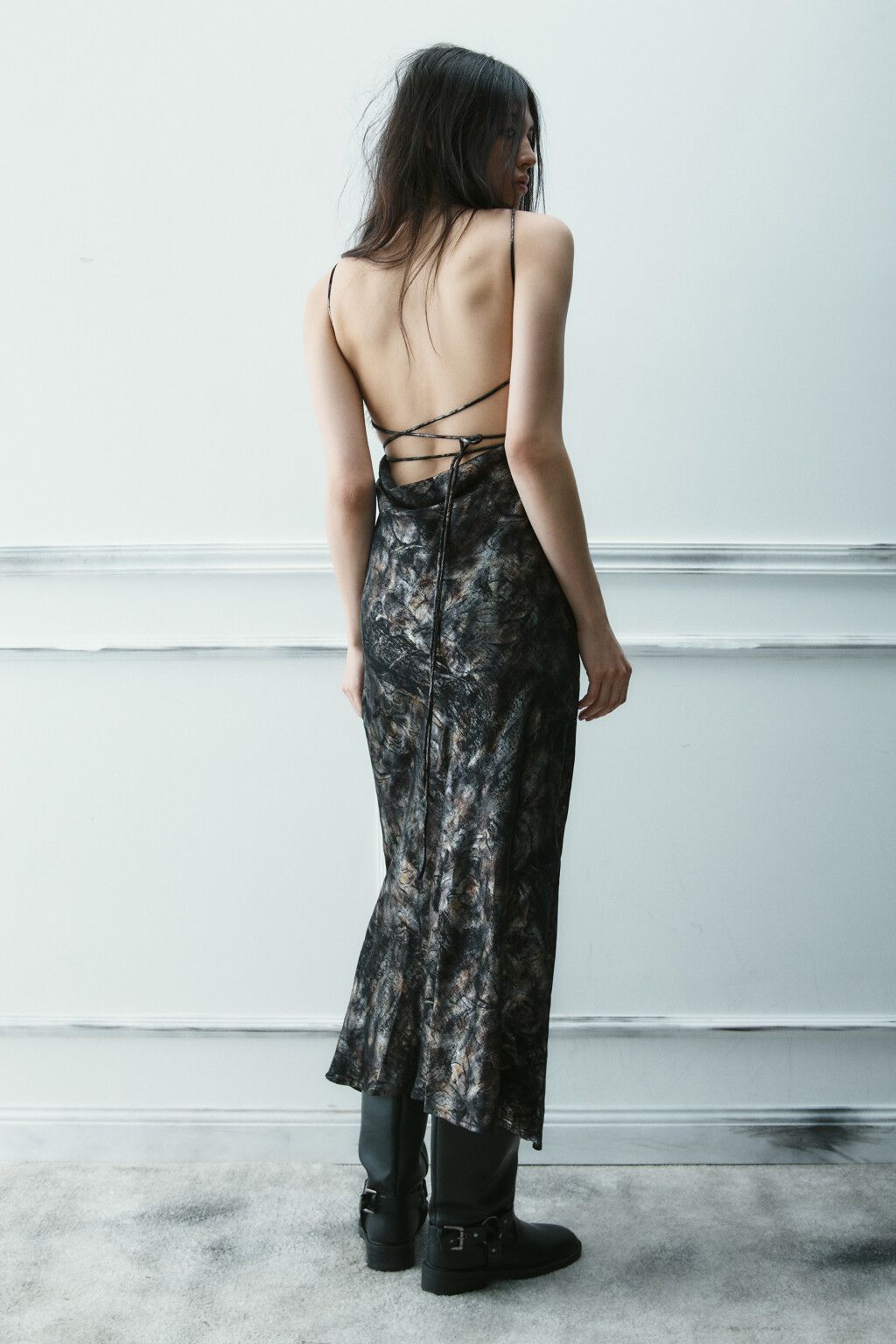 Платье-комбинация с открытой спиной - цвет черный - 4