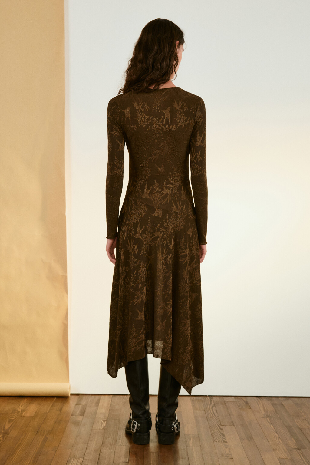 Платье асимметричное с драпировками - цвет коричневый - 3